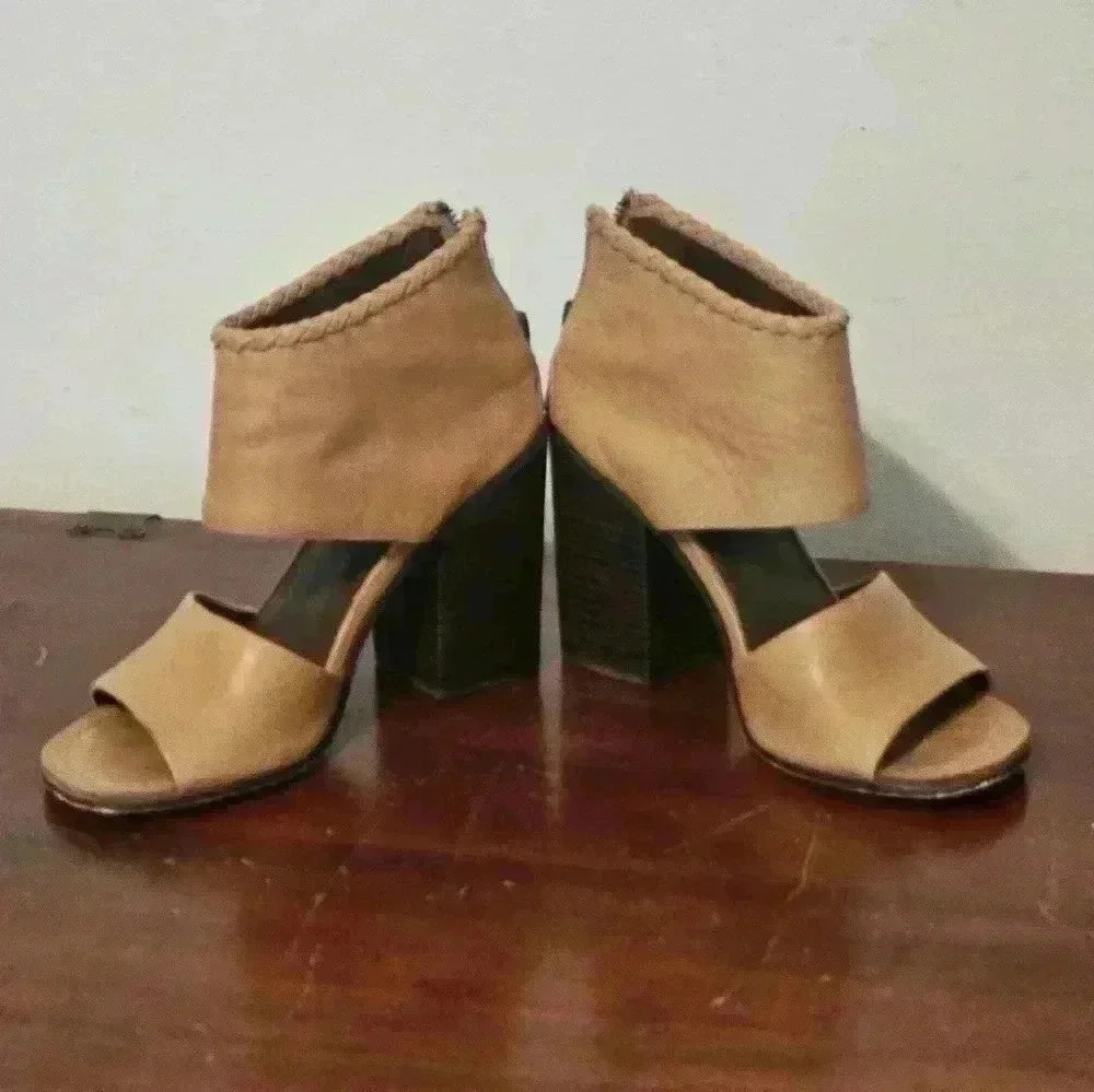 Bacio 61 Caldura anthropologie leather heels Size 7M